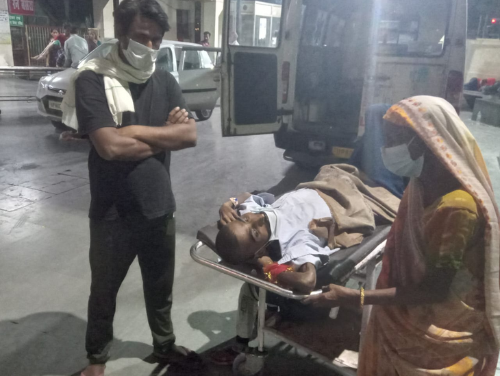 The patient remained on the stretcher overnight at SNMC | SNMC में रात ...