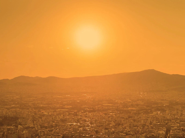 The desert turned the sky orange | रेगिस्तान ने नारंगी किया आसमान: गर्मी से ग्रीस के 25 जंगलों में लगी आग; प्रदूषण का स्तर बेहद खराब लेवल पर पहुंचा
