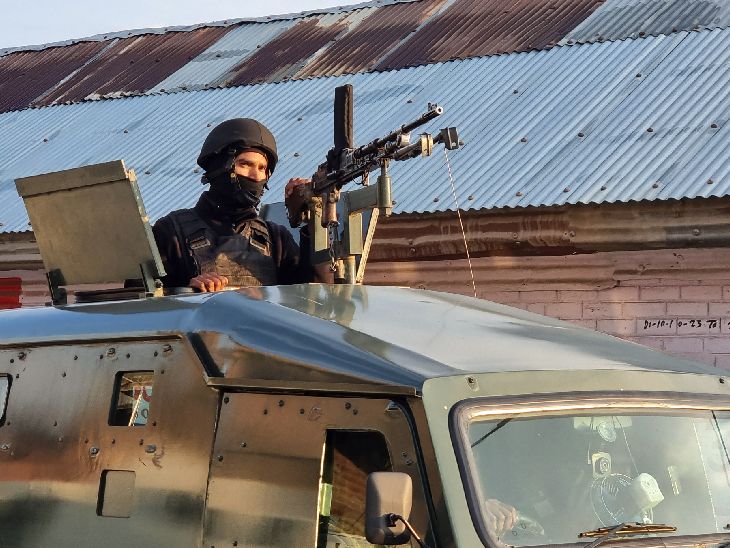 Jammu Kashmir Encounter Updates; Army Jawan Injured | Sopore News | जम्मू-कश्मीर के सोपोर में दो आतंकी ढेर, दो जवान घायल: दो दिन से चल रहा ऑपरेशन, नौपोरा इलाके के घर में आतंकियों के छिपे होने की सूचना थी