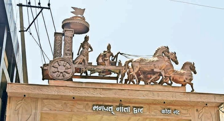 A statue of Lord Shri Krishna giving the message of Gita and Arjun's ...