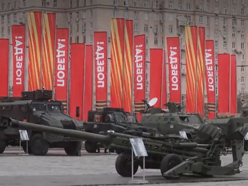 Russia US UK Tanks Road Show Photos; Vladimir Putin | Ukraine War | पुतिन ने मॉस्को की सड़कों पर रखवाए अमेरिका-यूरोप के टैंक: रूसी सेना ने इन्हें यूक्रेन जंग में कैप्चर किया, विक्ट्री डे परेड में शामिल होंगे