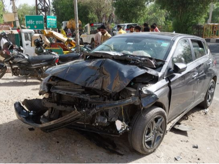 Car rams into parked auto | SUV चला रही महिला ने खड़े ऑटो को टक्कर मारी ...