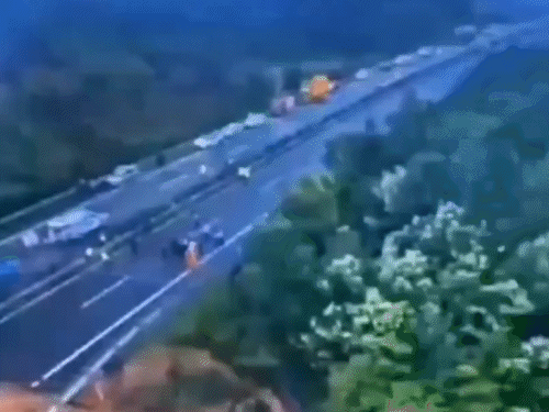 चीन में बारिश से हाईवे ढहा, 34 की मौत: 18 मीटर सड़क ढही, 30 से ज्यादा घायल; 500 सुरक्षाकर्मी रेस्क्यू ऑपरेशन में जुटे