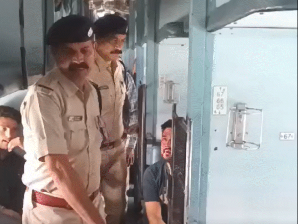Bhopal RKMP Jhelum Express Bomb Threat | Rani Kamlapati Railway Station ...