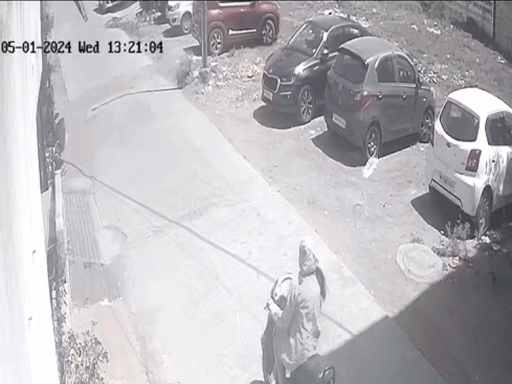 स्कूटर सवार महिला को कार ने मारी टक्कर VIDEO: सामान लेने निकली थी, दो कारों के बीच ऐसे दब गई... - Indore News