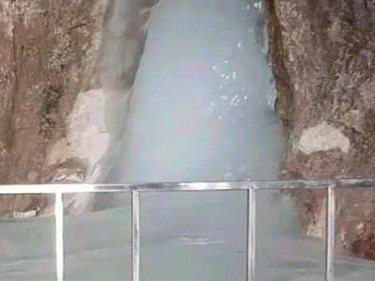 Amarnath Yatra 2024; Baba Barfani (Amarnath Cave) Photos Update | बाबा बर्फानी की पहली तस्वीर: शिवलिंग की ऊंचाई 8 फीट; 29 जून से शुरू होगी 52 दिन की अमरनाथ यात्रा