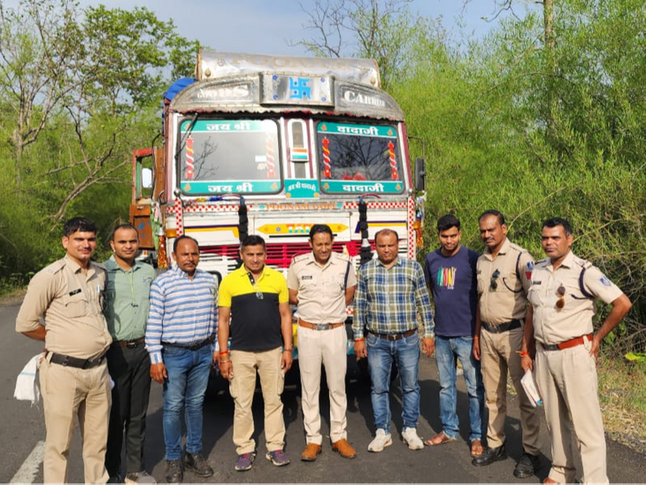 शाहगंज के जंगल में मिला इटारसी से चोरी हुआ ट्रक: 3दिन पहले चोरी हुआ था, आरोपी को तलाश रहीं पुलिस - narmadapuram (hoshangabad) News