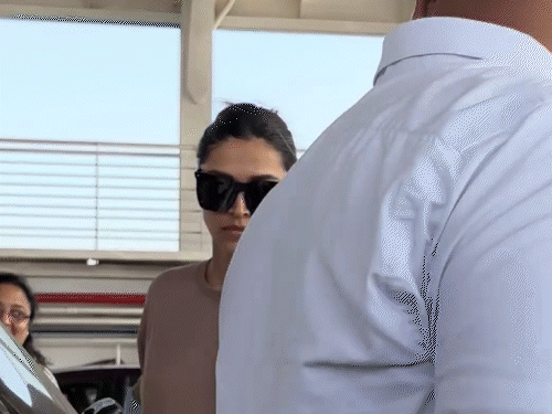Amidst rumours, Deepika-Ranveer have been seen collectively; Kriti Sanon was noticed on the airport; Karisma Kapoor arrived in a particular model on the occasion | सेलेब्स स्पॉटेड: अफवाहों के बीच साथ दिखे दीपिका-रणवीर, कृति सेनन एयरपोर्ट पर नजर आईं; इवेंट में करिश्मा कपूर खास अंदाज में पहुंचीं