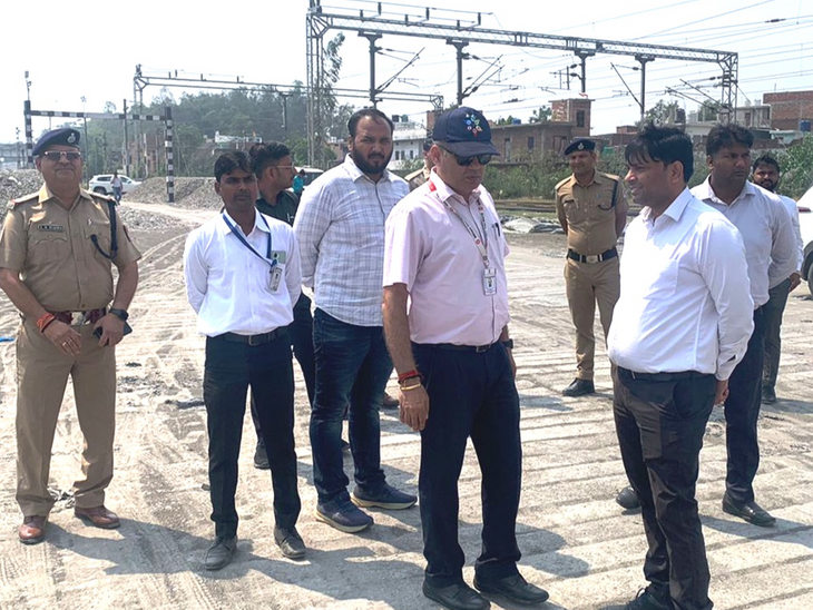 Divisional Railway Manager inspected,Communicated with workers at ...