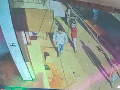 कपड़ों के शोरूम पर फायरिंग, VIDEO: स्टाफ के साथ आरोपियों का हुआ था झगड़ा, राजीनामा करने के लिए मांग रहे थे 2 लाख रुपए - Bari (Dholpur) News