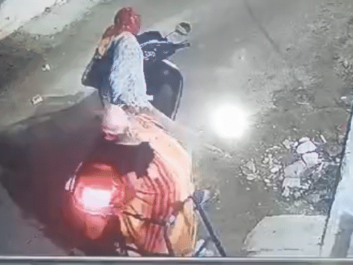 छत्तीसगढ़ में वॉकर पर चल रही बुजुर्ग से चेन छीनी,VIDEO: अंबिकापुर में एड्रेस पूछने के बहाने रुका बदमाश; झपट्टा मारकर स्कूटी से हुआ फरार - Chhattisgarh News