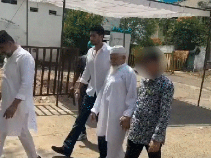 MLA के बेटे ने शेयर किया पोलिंग बूथ का VIDEO​​​​​​​: विधायक आरिफ मसूद की चुनाव आयोग से शिकायत; बेटे से वोटिंग कराने का भी शक - Bhopal News