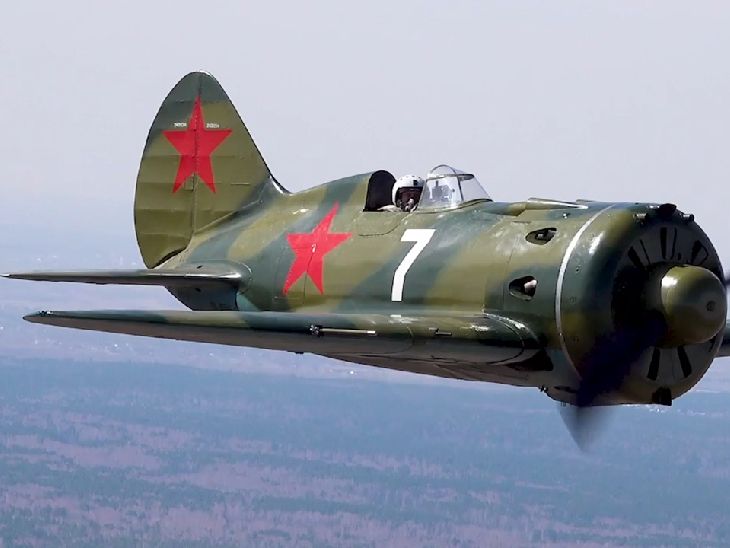 World War II fighter plane flies again | वर्ल्ड वॉर-2 के फाइटर प्लेन ने फिर भरी उड़ान: यूरोप की जीत की 79वीं एनिवर्सरी की परेड में शामिल हुआ