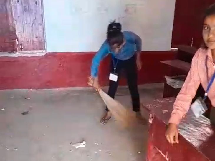 स्कूल में झाड़ू लगाते हुए बच्चों का वीडियो: ग्रामीणों का आरोप समय से नहीं पहुंचते अध्यापक, ग्रामीणों और अध्यापकों में कहासुनी - Agra News
