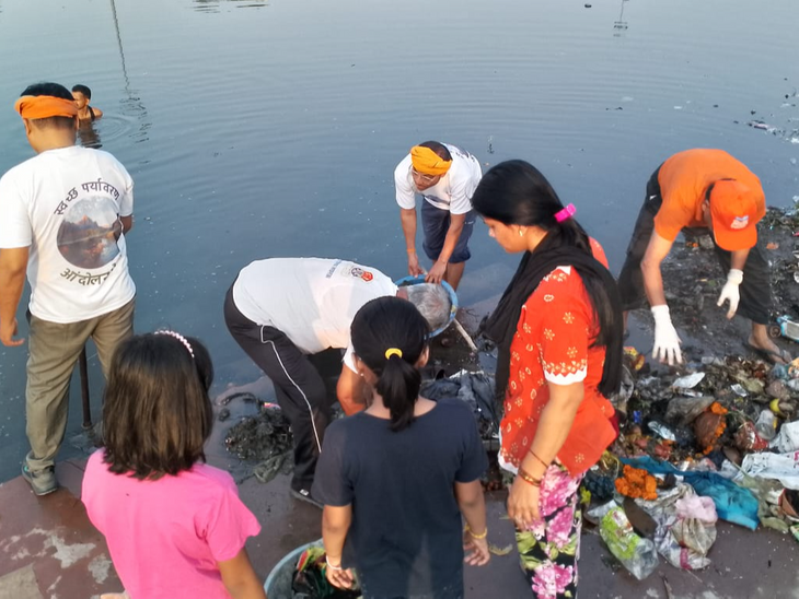 Gomti is full of garbage, ban on polythene