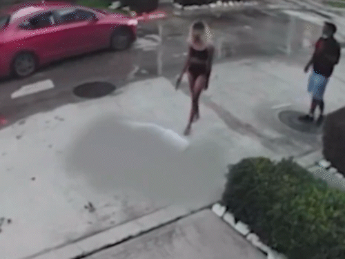 US Trans Woman Murder VIDEO Footage; Kissed, Stabs And Crushed Man | Houston News | अमेरिकी ट्रांस वुमन ने शख्स को कार से कुचला, VIDEO: उसके शरीर को चूमा, बॉडी पर 9 बार चाकू से हमला भी किया