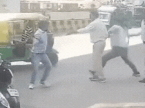 आगरा में ताज व्यू चौराहे पर कार-बाइक चालक भिडे़, VIDEO: बेस बॉल के डंडे और बेल्ट से हुई मारपीट, लोगों ने बीच-बचाव कर छुड़ाया - Agra News