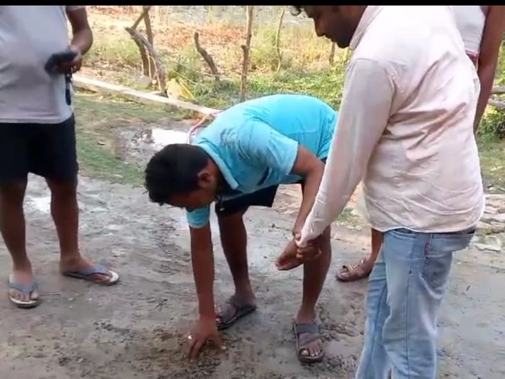 श्रावस्ती में हाथ से उखड़ रही सड़क, VIDEO: घटिया सामग्री उपयोग करने का ठेकेदार पर आरोप, पानी डालते ही बहने लगी - Shrawasti News