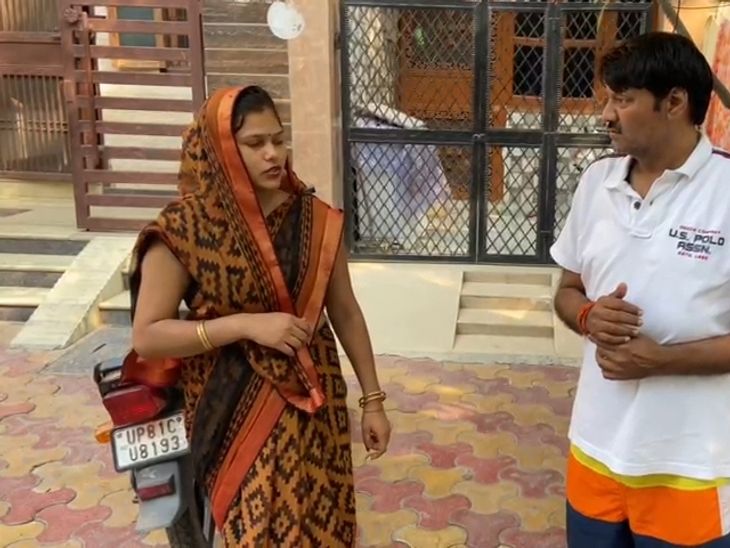 आवारा कुत्ते ने महिला पर किया हमला, VIDEO: ग्रेटर नोएडा में बाजार से लौट रही थी महिला, पहले भी कई लोगों को कर चुका है घायल - Noida (Gautambudh Nagar) News