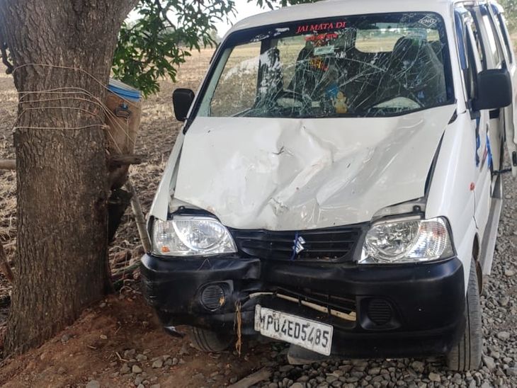 Car collided with a tree in Barkheda Hasan | बरखेड़ा हसन में पेड़ से ...