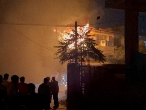 रेवाड़ी में AC के सर्विस सेंटर में भीषण आग: रात को कंप्रेसर फटने से हुए ब्लास्ट; लाखों रुपए का सामान जलकर खाक - Rewari News