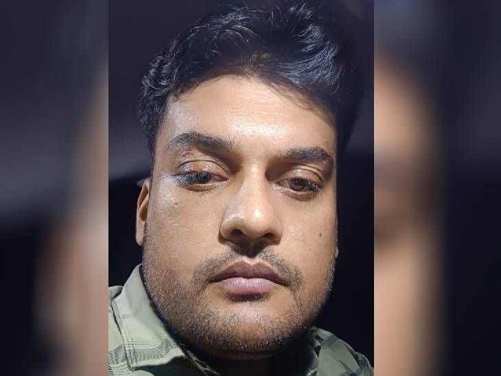 शोरूम के अंदर कस्टमर और मैनेजर के बीच मारपीट: VIDEO: ग्राहक की आंख में मैनेजर ने किया नुकीली चीज से वार, गंभीर जख्मी - Bhopal News