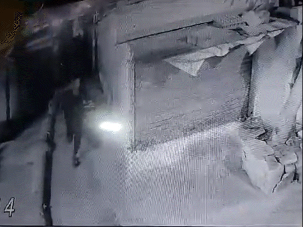 भोपाल में बदमाशों ने कारों में की तोड़फोड़, VIDEO: गंगा नगर से 12 दफ्तर के बीच सड़क किनारे खड़ी कारों को निशाना बनाया - Bhopal News