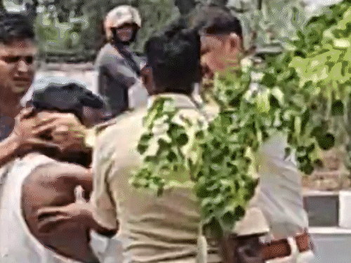 नालंदा में युवक की पिटाई का वीडियो वायरल: पुलिस की गाड़ी खराब हुई तो जबरन मैकेनिक के भाई को ले जा रहे थे, विरोध किया तो पीटने लगे ASI - Nalanda News