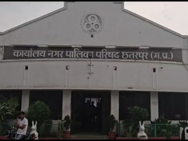 नपा के तीन कर्मचारियों के खिलाफ FIR दर्ज, VIDEO: कचरा वाहन से डीजल चोरी के लगे आरोप, सीसीटीवी कैमरे में कैद हुई घटना - Chhatarpur (MP) News