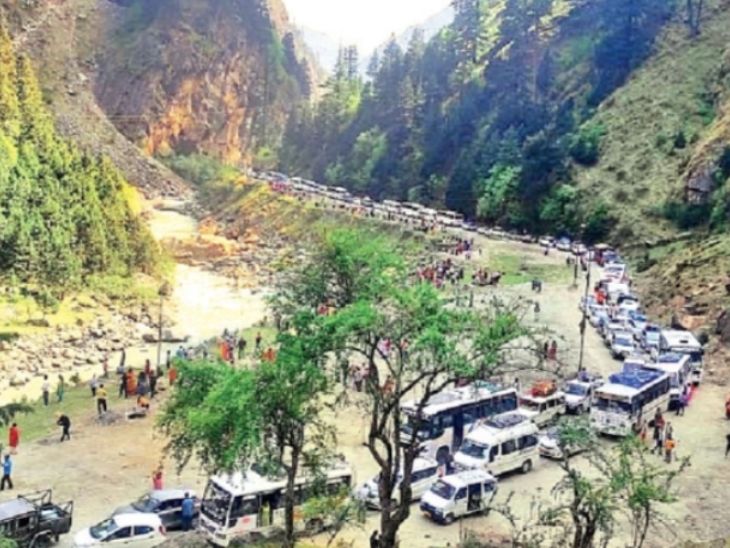 uttarakhand chardham yatra updates kedarnath badrinath gangotri yamunotri | चारधाम यात्रा- रिकॉर्ड श्रद्धालुओं से सिस्टम की सांसें फूलीं: 45 किमी का जाम, लोग 25 घंटे से फंसे; दर्शन के इंतजार में 10 की मौत