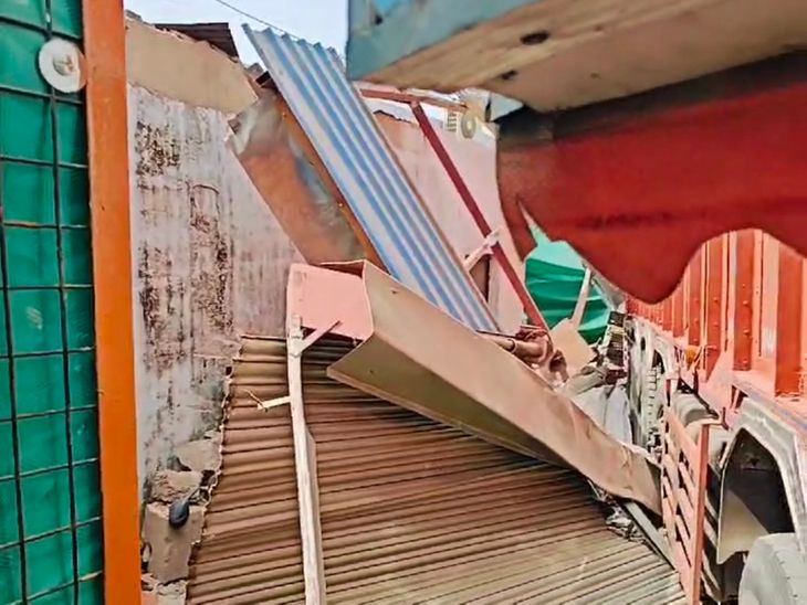 Uncontrolled truck broke the wall and entered the house | अनियंत्रित ...