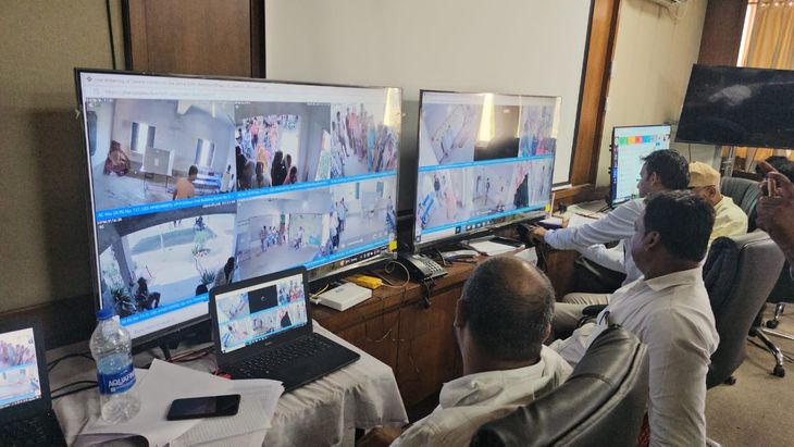 Every booth was monitored from the control room | कंट्रोल रूम से होती ...