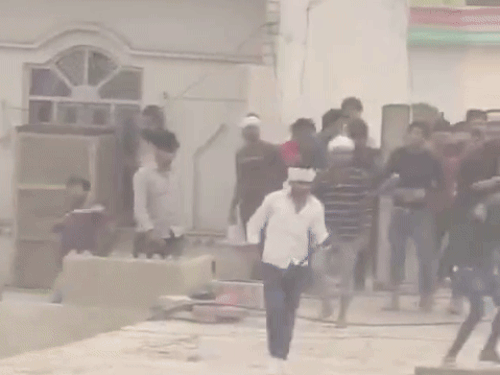 डीग में दो पक्षों में पथराव और फायरिंग, VIDEO: आपसी कहासुनी को लेकर हुआ था झगड़ा, तीन लोग गिरफ्तार - Deeg News