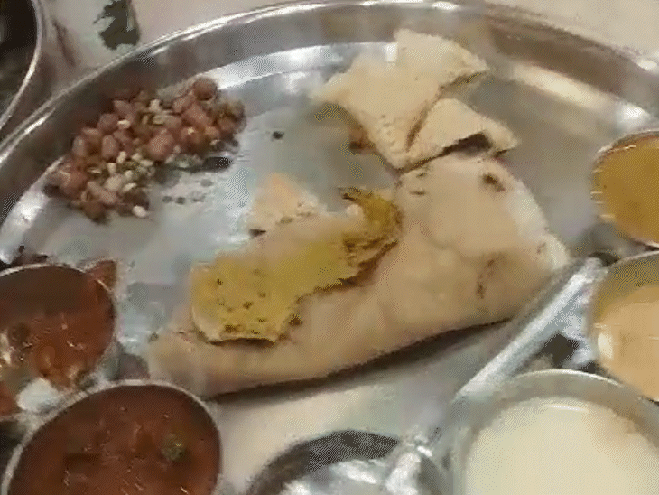 भोपाल के होटल की थाली में निकला कॉकरोच, VIDEO: शिकायत के बाद होटल पहुंचे फूड इंस्पेक्टर; निरीक्षण में मिली सफाई - Bhopal News