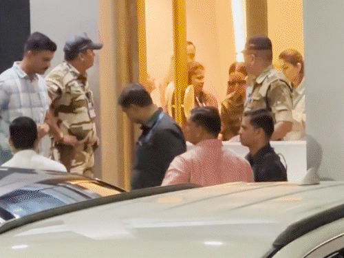 Shahrukh Khan discharged from hospital, Was hospitalize in Ahmedabad after IPL Match | 2 दिन बाद अस्पताल से डिस्चार्ज हुए शाहरुख खान: पत्नी गौरी और बच्चों के साथ चार्टर्ड प्लेन से मुंबई पहुंचे, IPL मैच के बाद बिगड़ी थी तबीयत