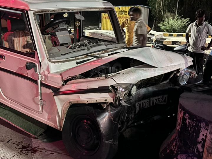 तेज स्पीड कार टोल प्लाजा के डिवाइडर से भिड़ी, VIDEO: एक जने की मौत, दूसरा गंभीर घायल; शादी समारोह से लौट रहे थे - Dausa News