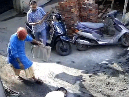 पुरोहित समिति अध्यक्ष के निधन के पहले का VIDEO: महाकाल मंदिर जाते समय साइलेंट अटैक आया; दुकान पर बैठे, गश खाकर गिर पड़े - Ujjain News