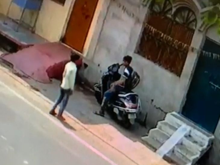 बांदा में स्कूटी चोरी करने का VIDEO: पीठ पर बैग लटकाकर आए थे चोर, लॉक तोड़कर ढकलते हुए ले गए - Banda News