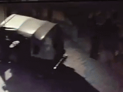 घर के बाहर खड़ी ऑटो चोरी, Video: बिना स्टार्ट किए ही धक्का देकर ले गए; भिवाड़ी यूआईटी थाना में हुआ केस दर्ज - Bhiwadi News