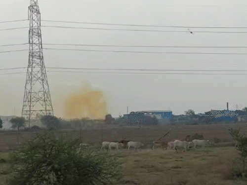 Chhattisgarh Gunpowder Factory Blast LIVE Photos Update | Bemetara News | छत्तीसगढ़ के बेमेतरा में बारूद फैक्ट्री में ब्लास्ट: 10-12 लोगों के मारे जाने की खबर; हादसे के 3 घंटे बाद भी नहीं पहुंची रेस्क्यू टीम – Chhattisgarh News