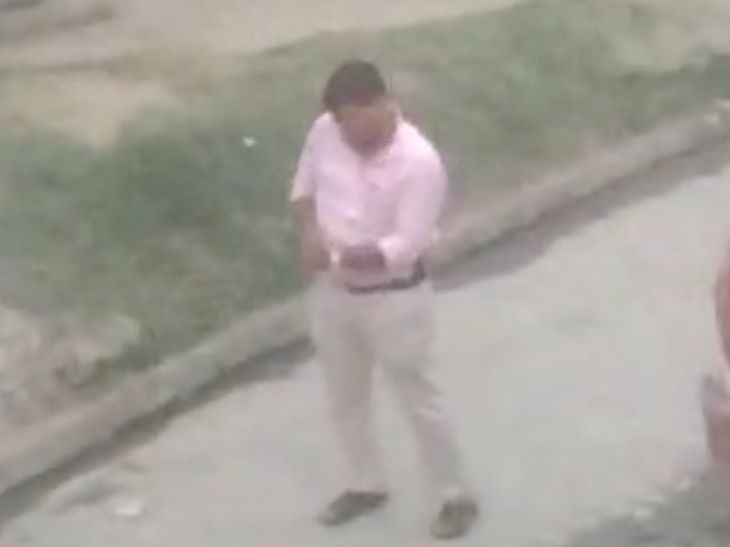 कासगंज में युवक ने तमंचे से की फायरिंग, VIDEO: गांव में हुए भंडारे में हो गया था झगड़ा, गांव वालों ने कर दी थी पिटाई - Kasganj News