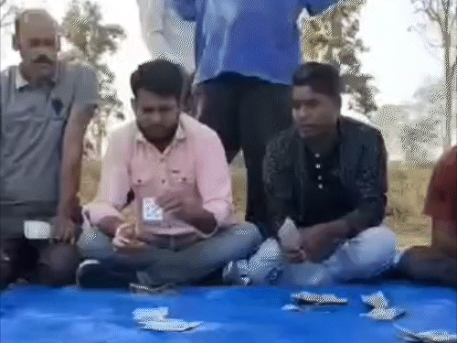 बिलासपुर में जुए की सजी महफिल VIDEO: मस्तूरी टीआई रविंद्र हटाए गए, 4 जुआरी अरेस्ट, 87 हजार कैश और धारदार हथियार जब्त - Bilaspur (Chhattisgarh) News