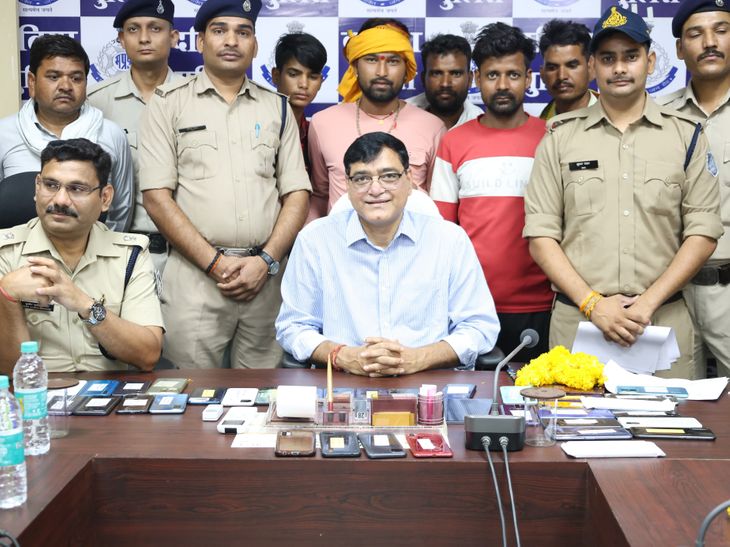 45 lost and stolen mobile phones worth Rs 12 lakh returned | खोए और ...