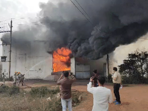 Fire in pit factory in Raipur, VIDEO | रायपुर की फोम फैक्ट्री में आग, VIDEO: 2 महिला कर्मचारियों की मौत, 2 ने भागकर बचाई जान; फायर ब्रिगेड ने पाया काबू – Chhattisgarh News