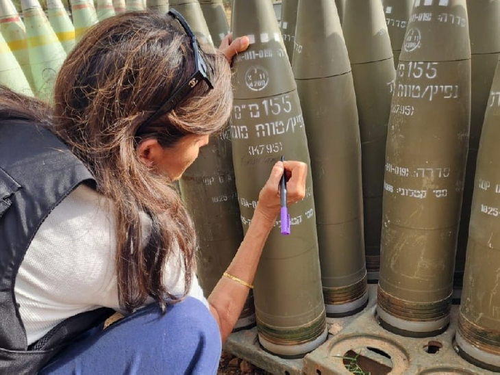 Nikki Haley writes on Israeli shell- Finish Them | निकी हेली ने इजराइली हथियारों पर लिखा-अमेरिका लव्स इजराइल: जंग में इस्तेमाल होने वाले वेपन्स पर ऑटोग्राफ दिया, मैसेज में कहा- उन्हें खत्म कर दो