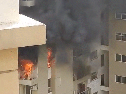 Fire In Noida Lotus Boulevard Society AC Blast | नोएडा में बहुमंजिला इमारत के स्प्लिट AC में ब्लास्ट: 10वीं मंजिल के फ्लैट में आग लगी, बिल्डिंग के फायर सिस्टम ने रोकी आग – Noida (Gautambudh Nagar) News