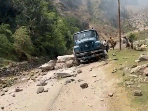 Many people were buried when stones fell from the hill; District administration and NDRF team engaged in rescue | उत्तराखंड में ​​​​​​​गंगोत्री हाईवे पर लैंडस्लाइड से एक की मौत: आठ घायल, वाहन पलटा, एसडीआरएफ की टीम मौके पर पहुंची, रेस्क्यू ऑपरेशन शुरू – Dehradun News