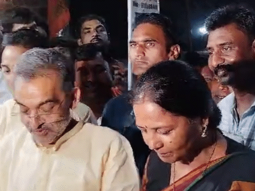 Upendra Kushwaha eating golgappas on the footpath with his wife, son ...