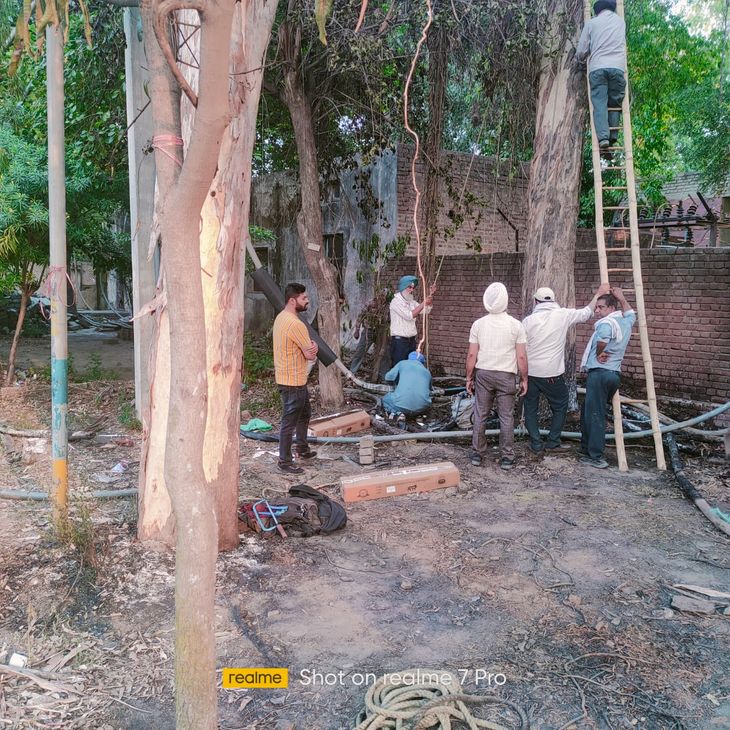 10-cables-of-dental-college-burnt-due-to-fire-in-leaves-in-company-bagh