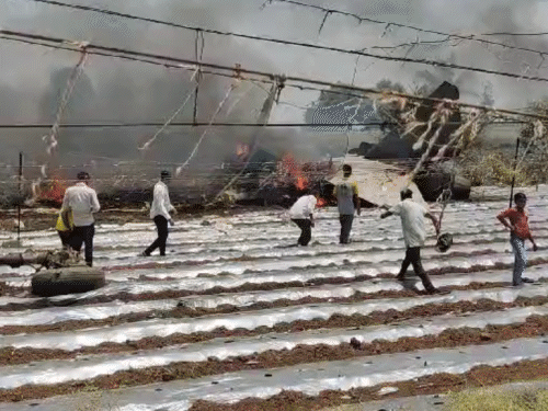 Nashik IAF Sukhoi Fighter Jet Crash Photos Update | Maharashtra News | नासिक में एयरफोर्स का सुखोई क्रैश: खेत में गिरा, दोनों पायलट सुरक्षित; ओवरहॉलिंग के लिए हिंदुस्तान एयरोनॉटिक्स के पास था विमान